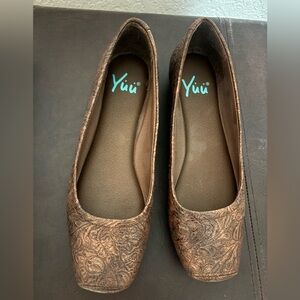 Yuu Textured Brown Flats